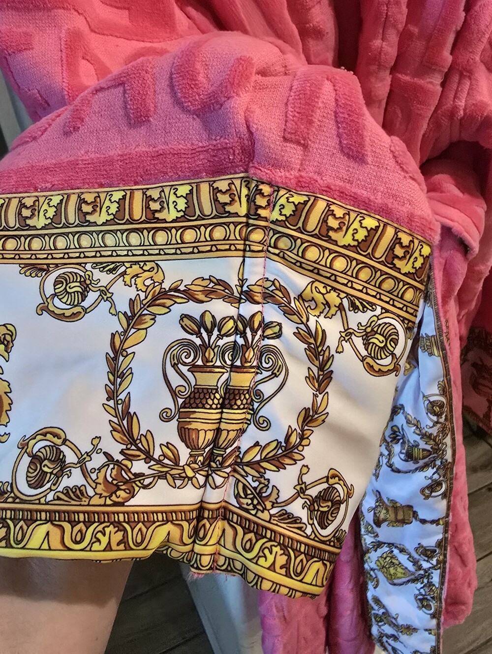 VERSACE I š©· Baroque Embossed Spell Out Robe Bath Robe - Picture 6 of 7